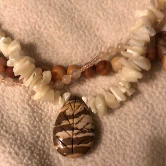 Short beaded necklace - Picture 2 of 3